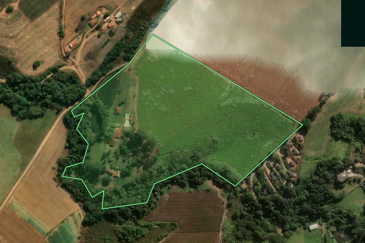 Imagem de satélite do imóvel rural em Bragança Paulista (SP), com o contorno declarado no CAR desenhado por cima.