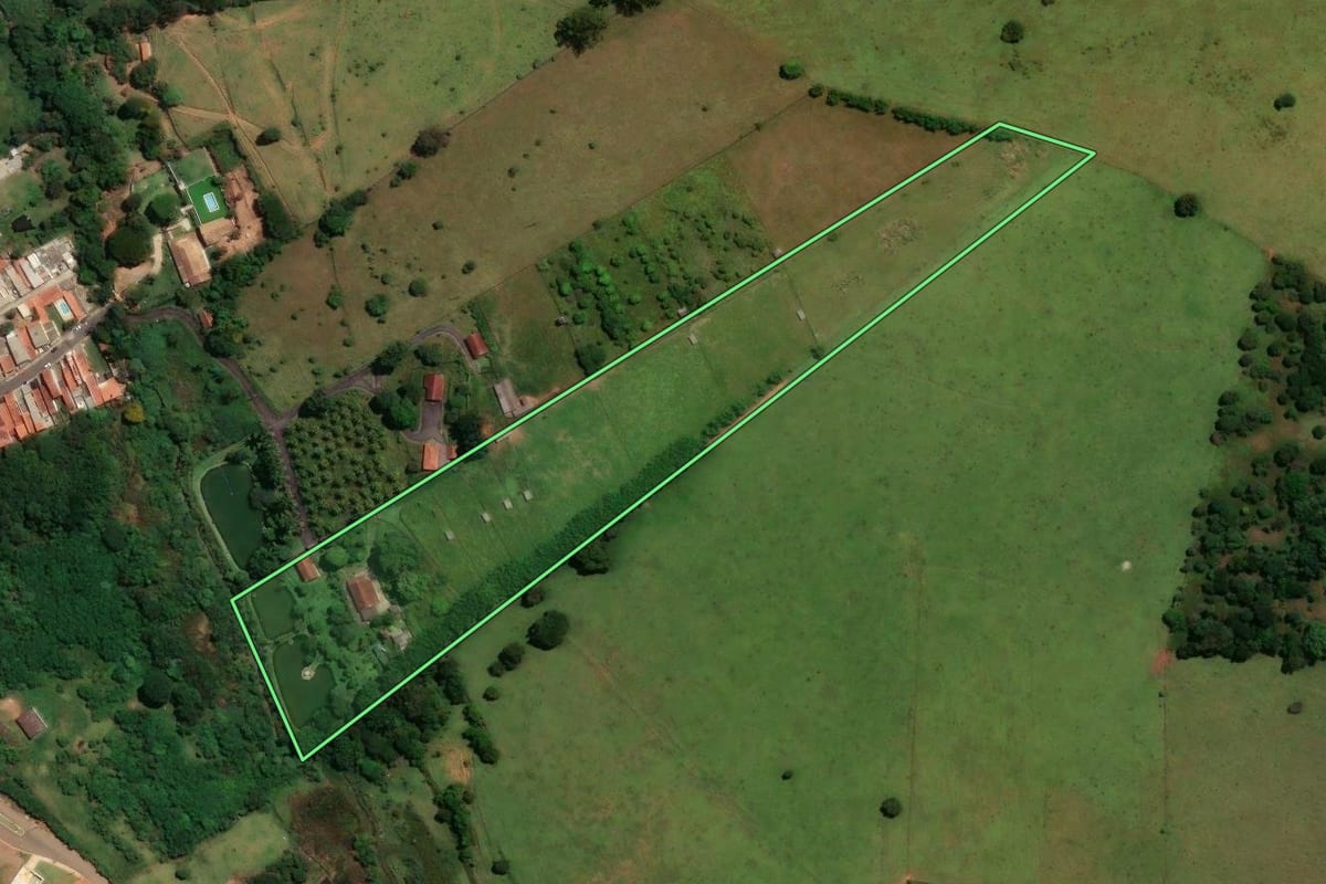 Imagem de satélite do imóvel rural em Bragança Paulista (SP), com o contorno declarado no CAR desenhado por cima.