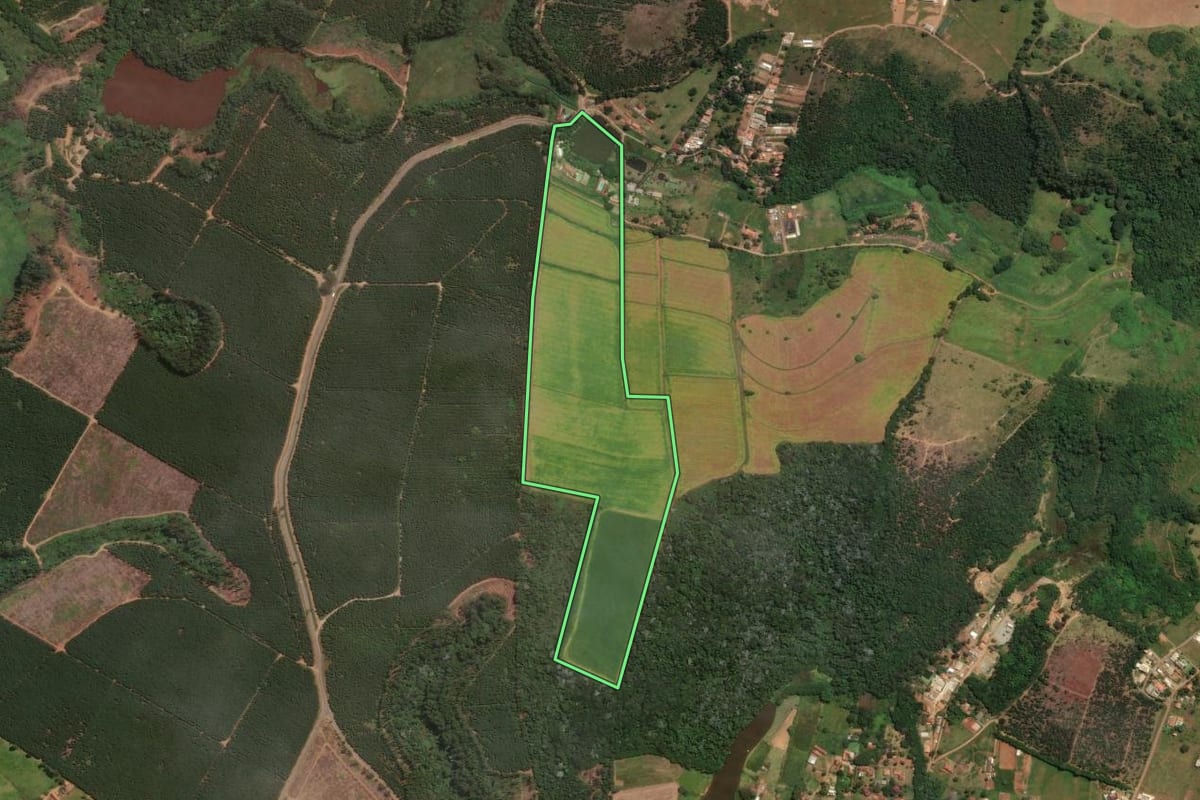 Imagem de satélite do imóvel rural em Bragança Paulista (SP), com o contorno declarado no CAR desenhado por cima.