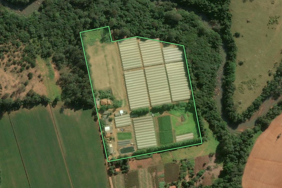 Imagem de satélite do imóvel rural em Bragança Paulista (SP), com o contorno declarado no CAR desenhado por cima.