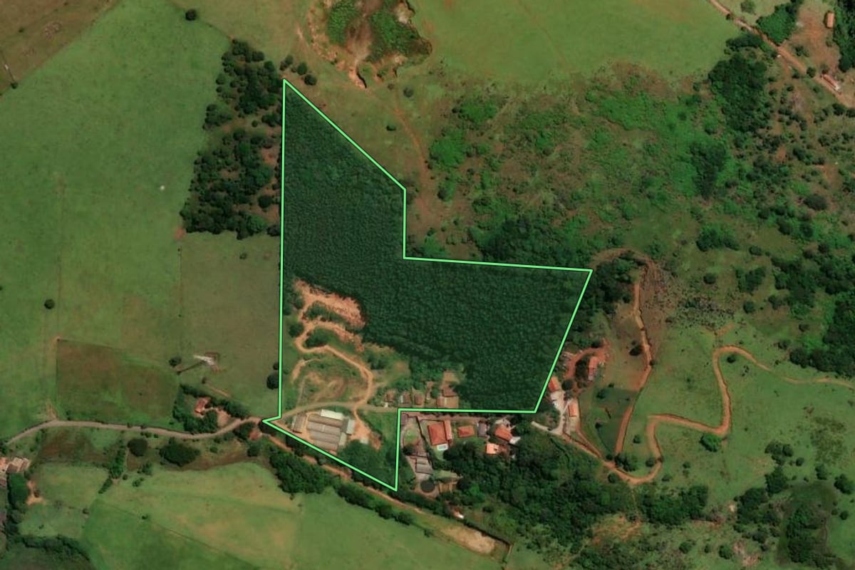 Imagem de satélite do imóvel rural em Bragança Paulista (SP), com o contorno declarado no CAR desenhado por cima.