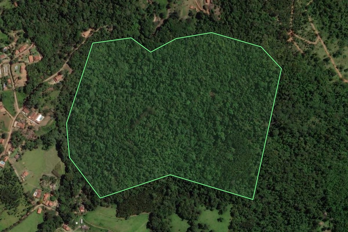 Imagem de satélite do imóvel rural em Bragança Paulista (SP), com o contorno declarado no CAR desenhado por cima.