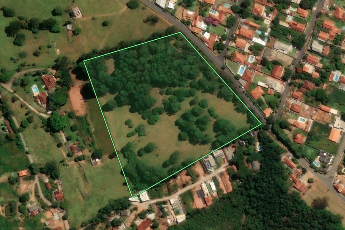 Imagem de satélite do imóvel rural em Bragança Paulista (SP), com o contorno declarado no CAR desenhado por cima.