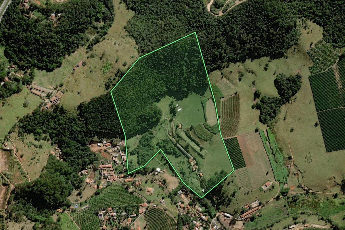Imagem de satélite do imóvel rural em Bragança Paulista (SP), com o contorno declarado no CAR desenhado por cima.