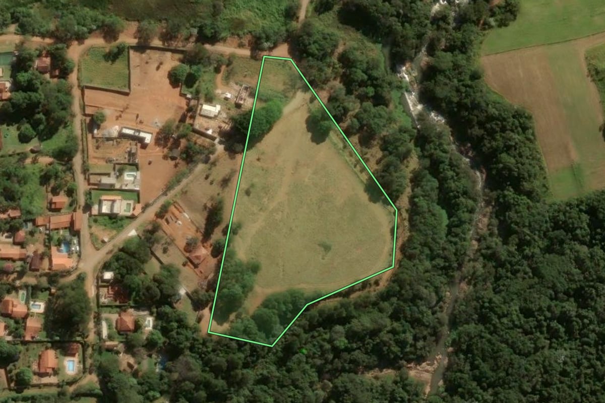Imagem de satélite do imóvel rural em Bragança Paulista (SP), com o contorno declarado no CAR desenhado por cima.