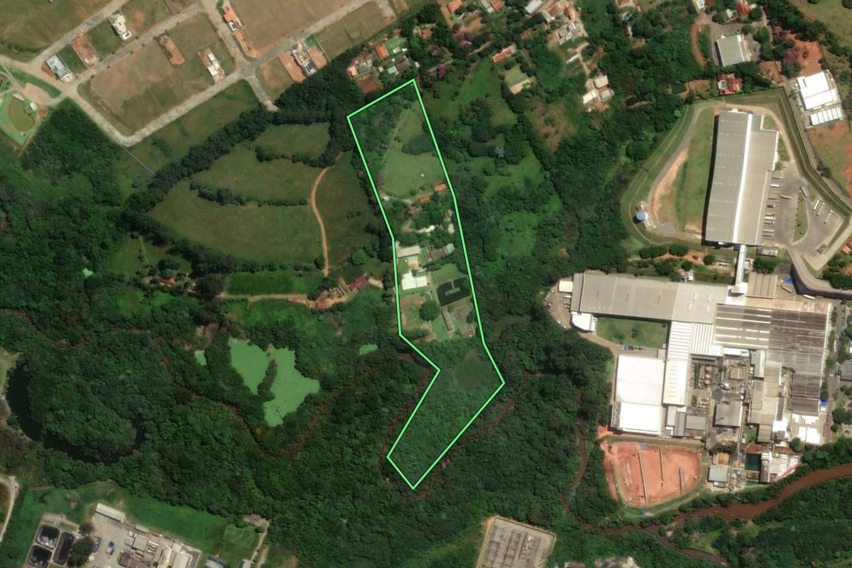 Imagem de satélite do imóvel rural em Bragança Paulista (SP), com o contorno declarado no CAR desenhado por cima.