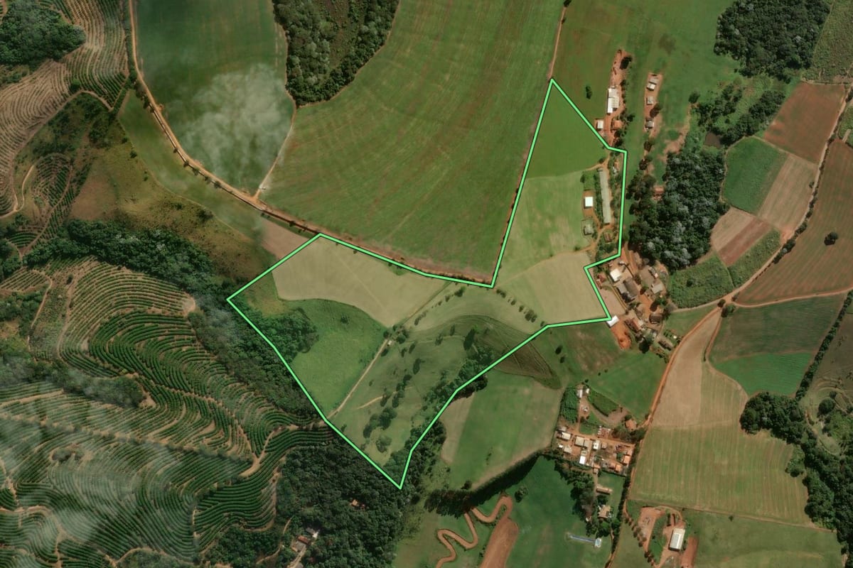 Imagem de satélite do imóvel rural em Bragança Paulista (SP), com o contorno declarado no CAR desenhado por cima.