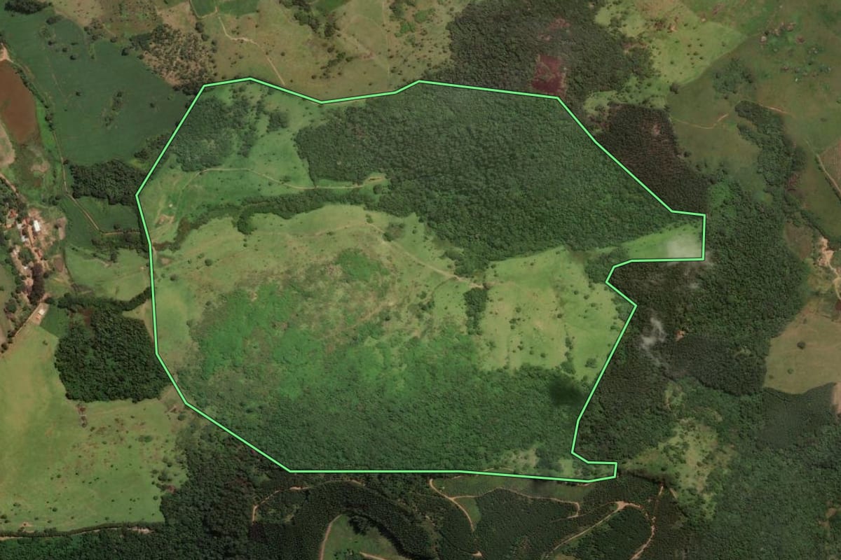Imagem de satélite do imóvel rural em Bragança Paulista (SP), com o contorno declarado no CAR desenhado por cima.