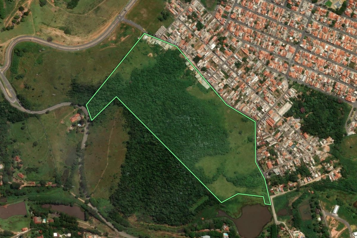 Imagem de satélite do imóvel rural em Bragança Paulista (SP), com o contorno declarado no CAR desenhado por cima.