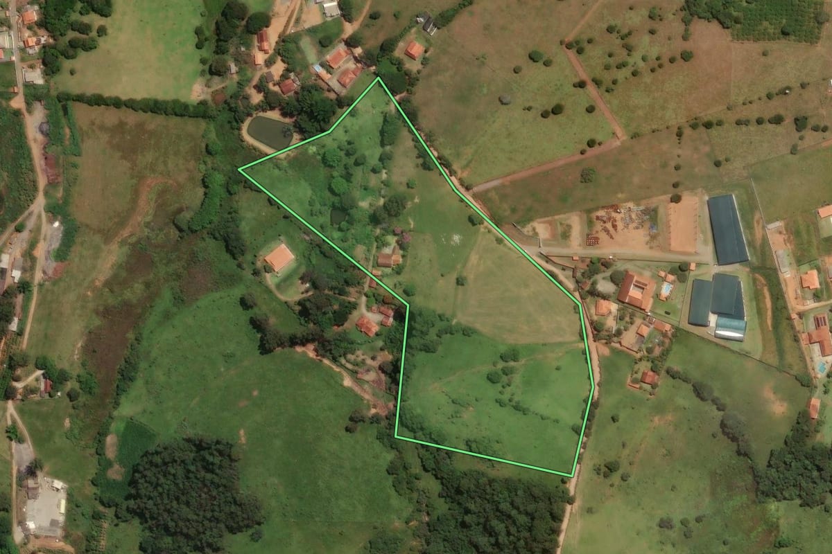 Imagem de satélite do imóvel rural em Bragança Paulista (SP), com o contorno declarado no CAR desenhado por cima.