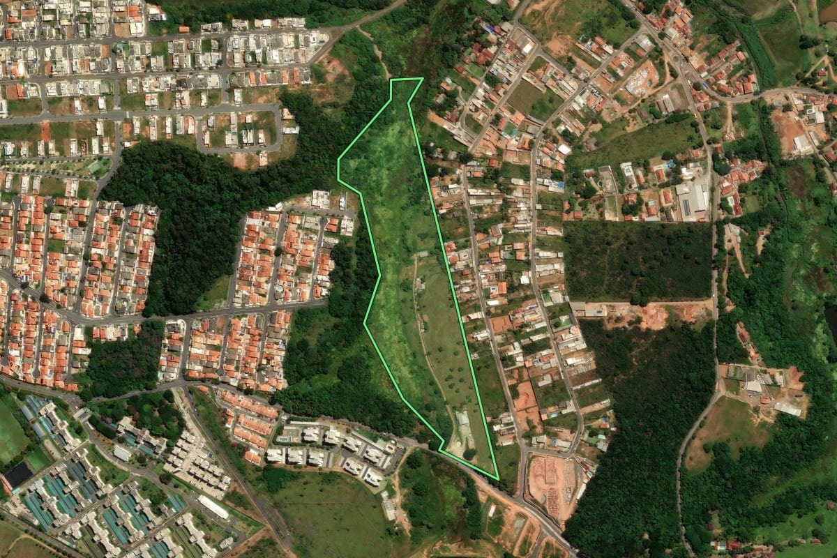 Imagem de satélite do imóvel rural em Bragança Paulista (SP), com o contorno declarado no CAR desenhado por cima.