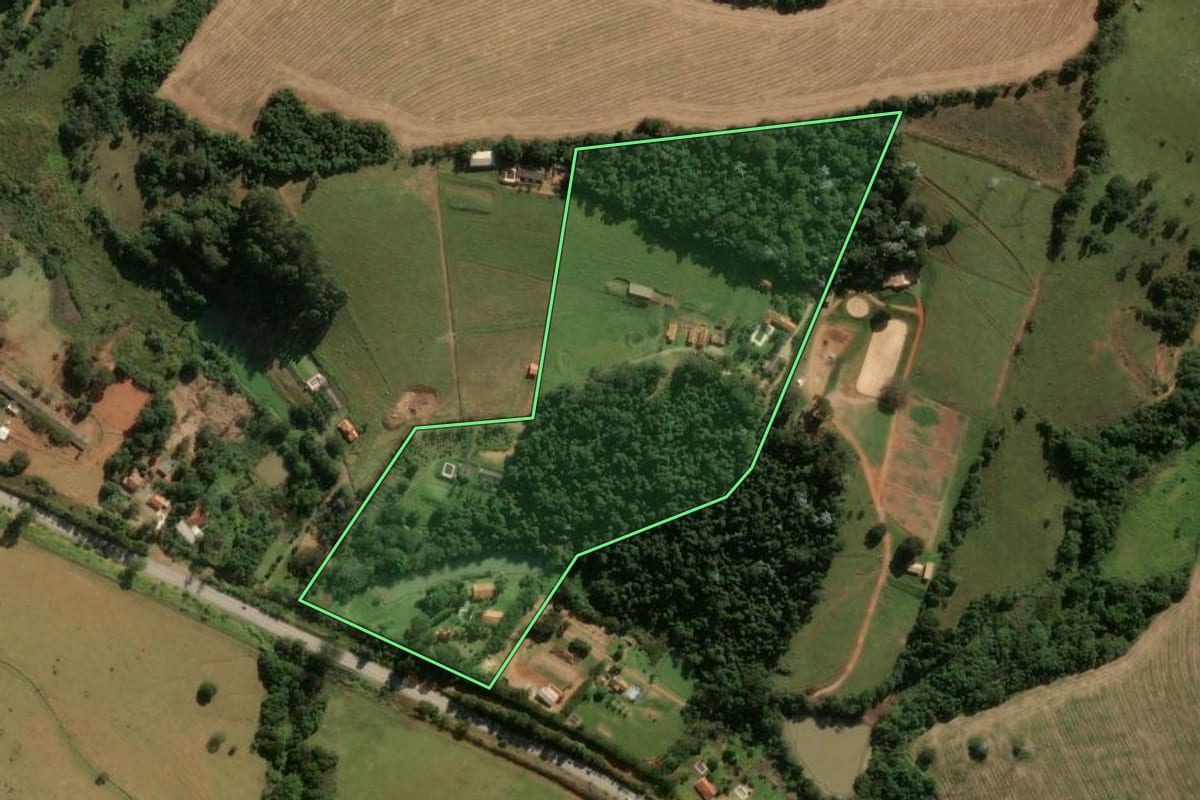 Imagem de satélite do imóvel rural em Bragança Paulista (SP), com o contorno declarado no CAR desenhado por cima.