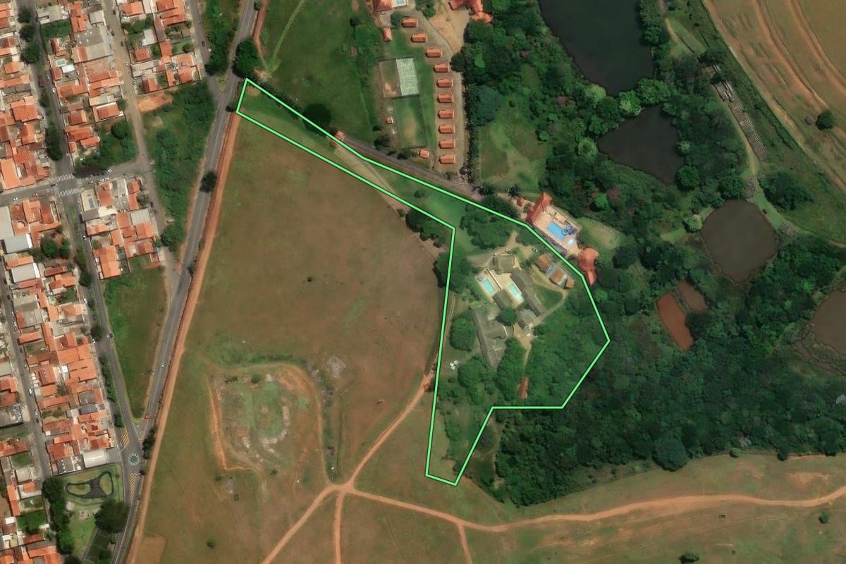 Imagem de satélite do imóvel rural em Bragança Paulista (SP), com o contorno declarado no CAR desenhado por cima.