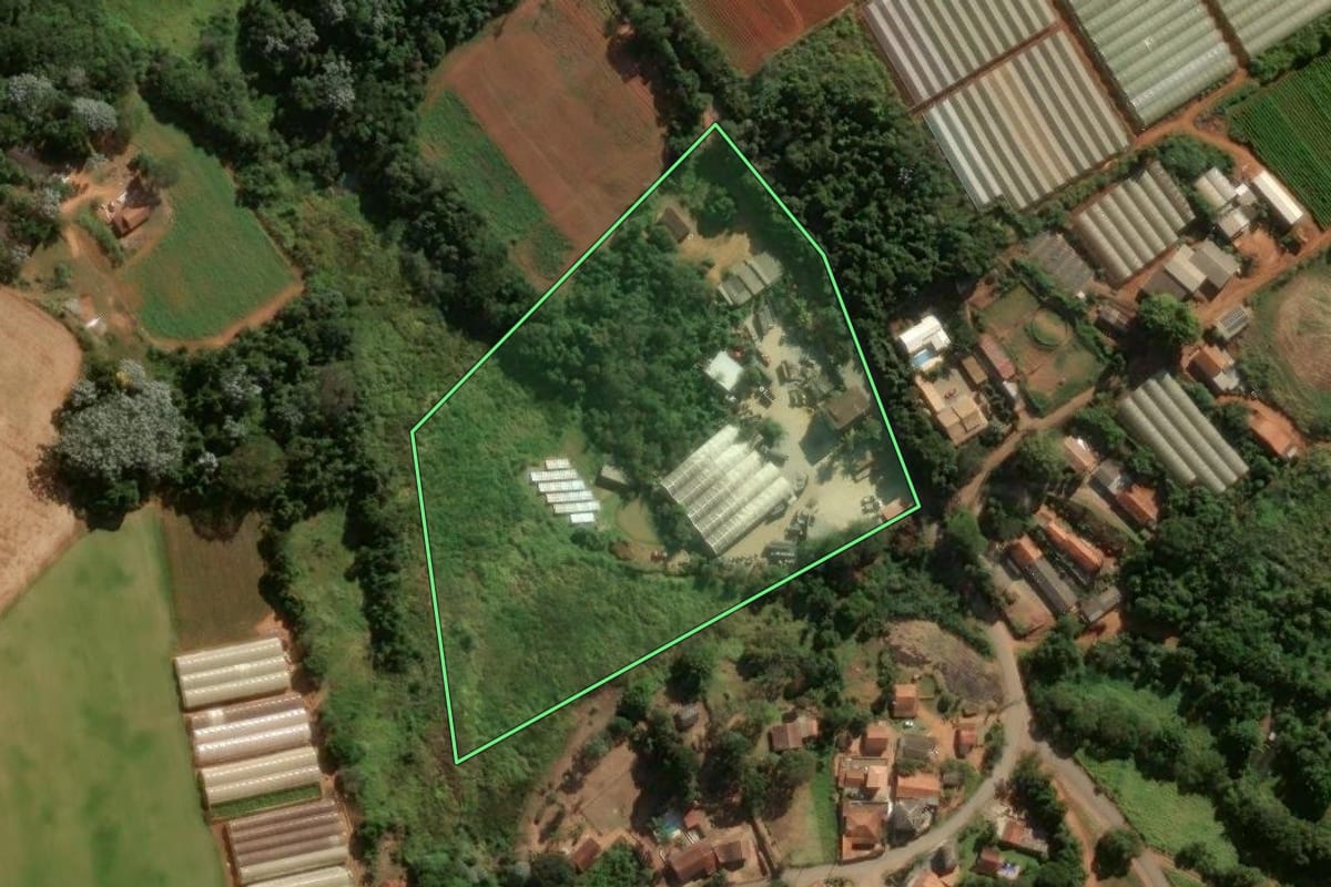 Imagem de satélite do imóvel rural em Bragança Paulista (SP), com o contorno declarado no CAR desenhado por cima.