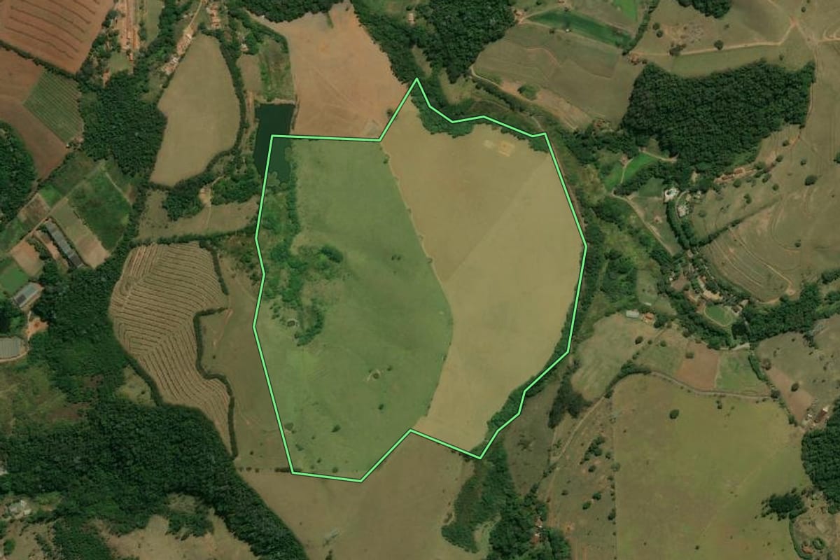 Imagem de satélite do imóvel rural em Bragança Paulista (SP), com o contorno declarado no CAR desenhado por cima.