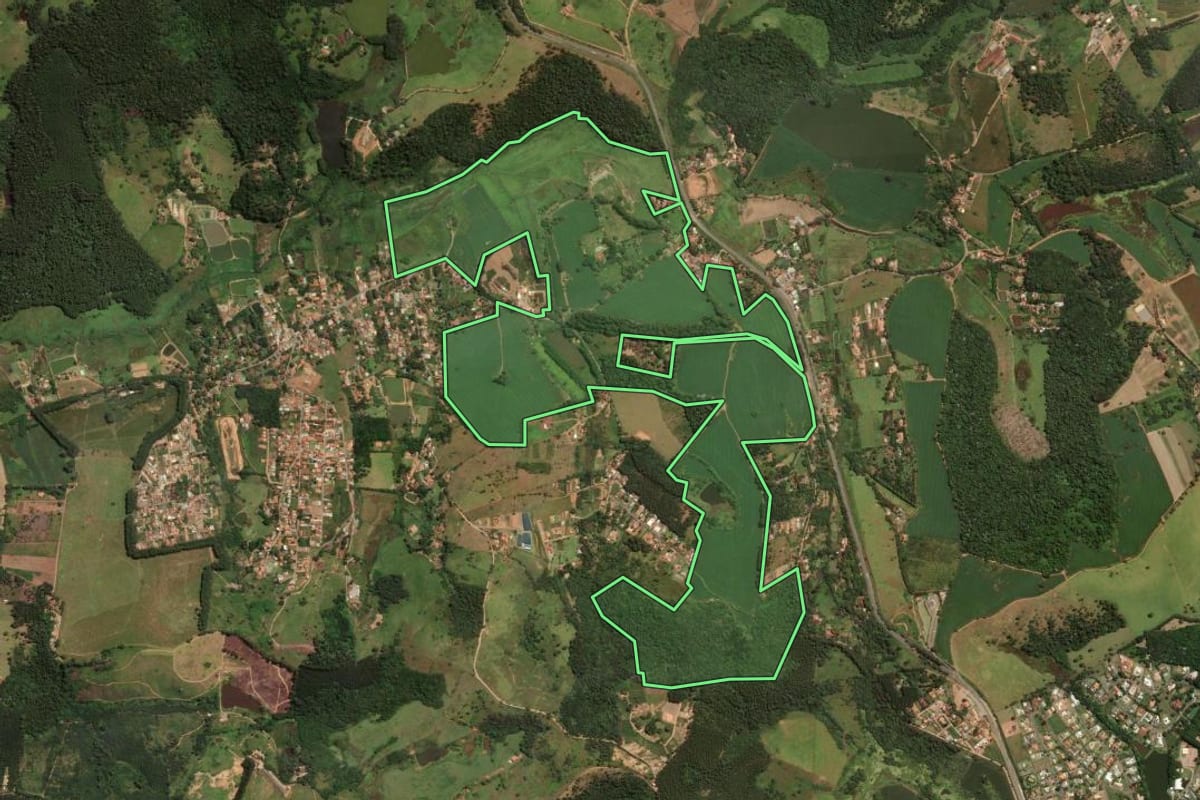 Imagem de satélite do imóvel rural em Bragança Paulista (SP), com o contorno declarado no CAR desenhado por cima.