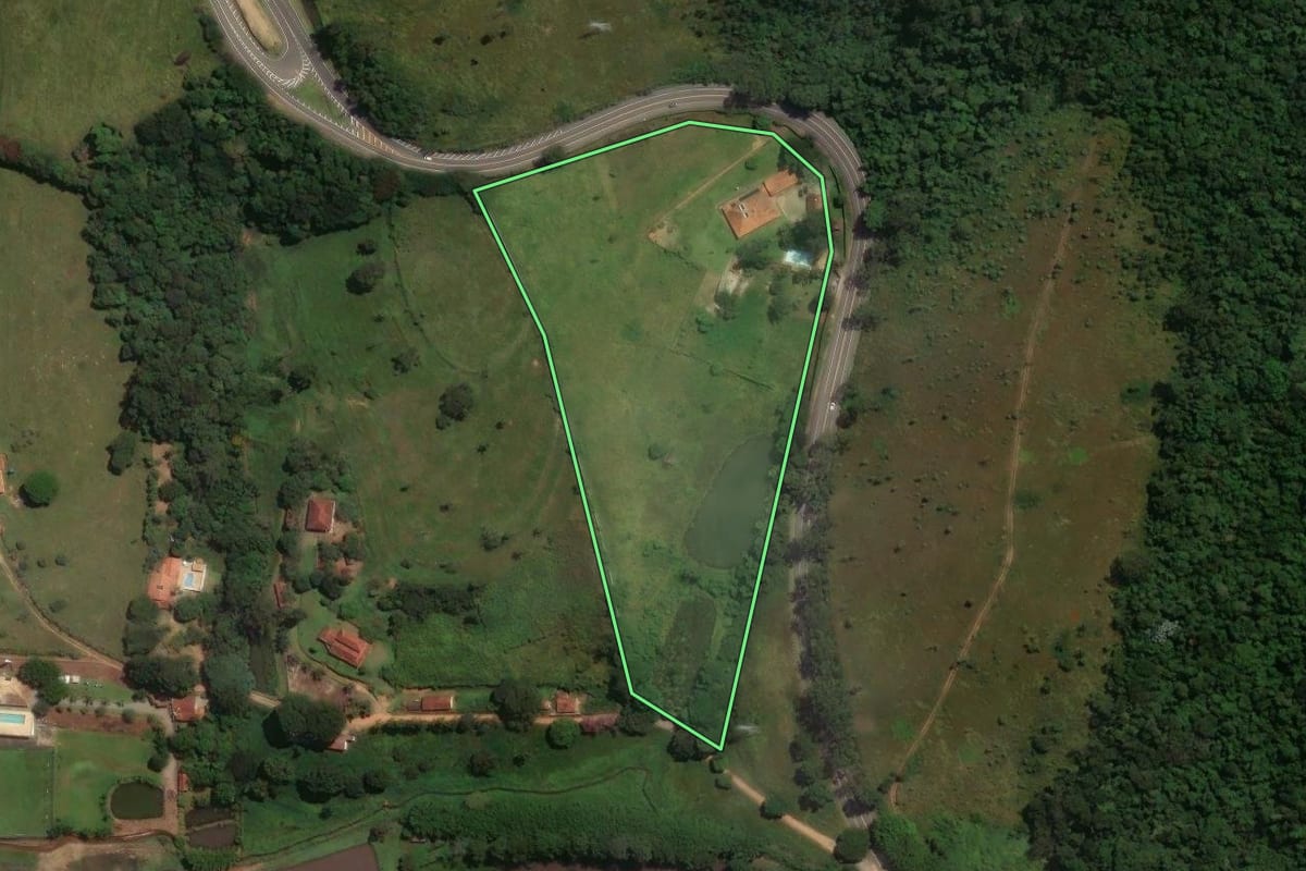 Imagem de satélite do imóvel rural em Bragança Paulista (SP), com o contorno declarado no CAR desenhado por cima.