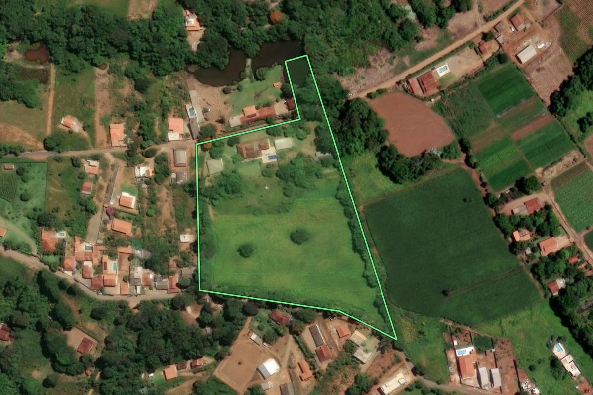 Imagem de satélite do imóvel rural em Bragança Paulista (SP), com o contorno declarado no CAR desenhado por cima.