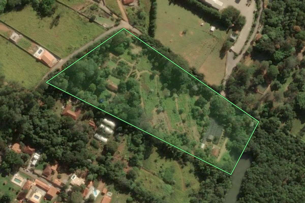 Imagem de satélite do imóvel rural em Bragança Paulista (SP), com o contorno declarado no CAR desenhado por cima.