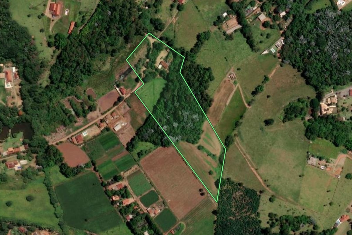 Imagem de satélite do imóvel rural em Bragança Paulista (SP), com o contorno declarado no CAR desenhado por cima.