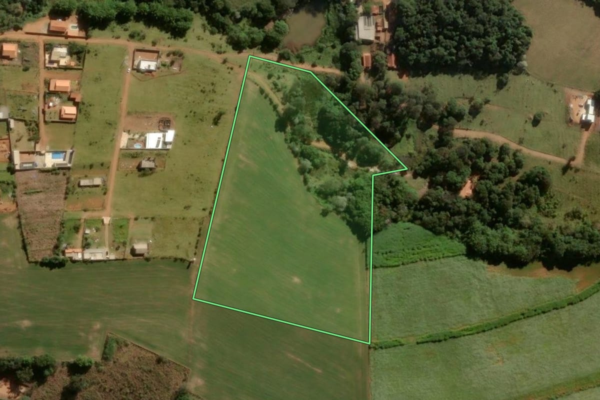 Imagem de satélite do imóvel rural em Bragança Paulista (SP), com o contorno declarado no CAR desenhado por cima.