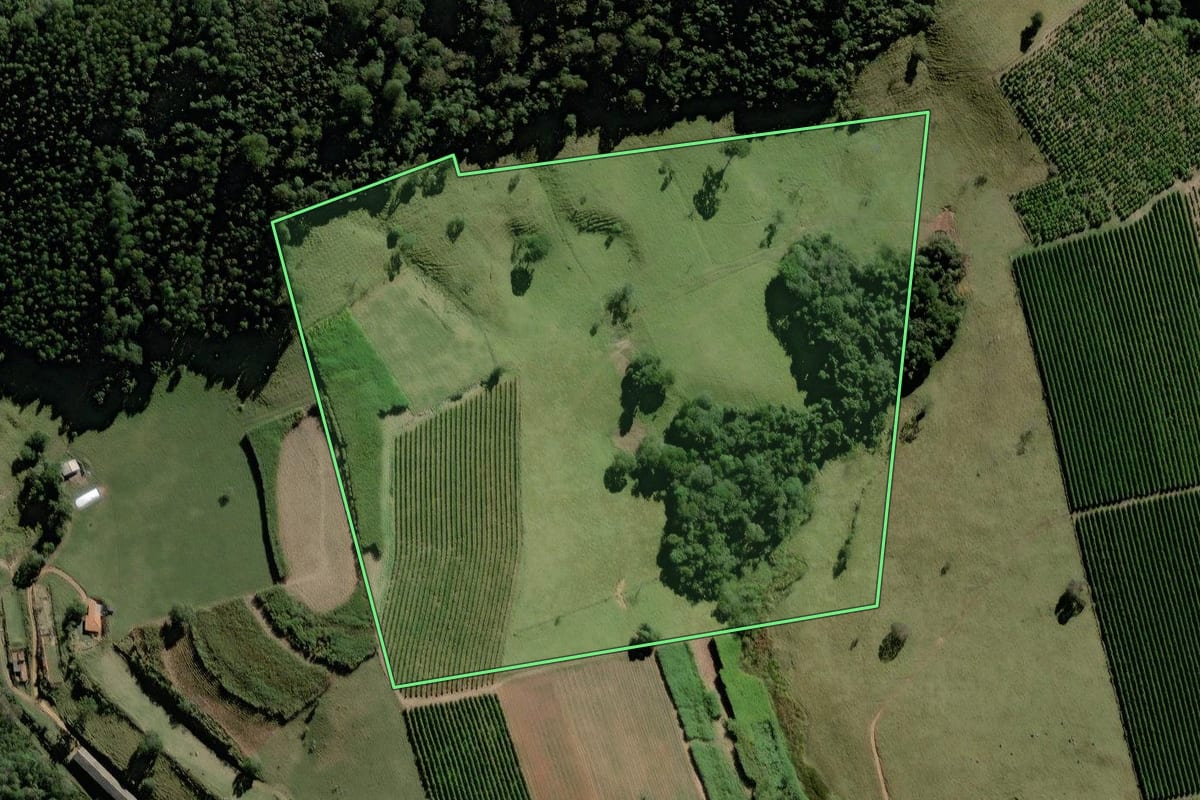 Imagem de satélite do imóvel rural em Bragança Paulista (SP), com o contorno declarado no CAR desenhado por cima.