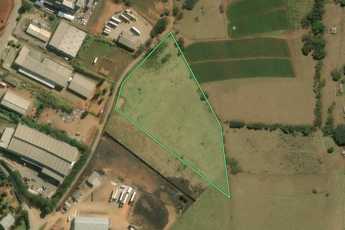Imagem de satélite do imóvel rural em Bragança Paulista (SP), com o contorno declarado no CAR desenhado por cima.