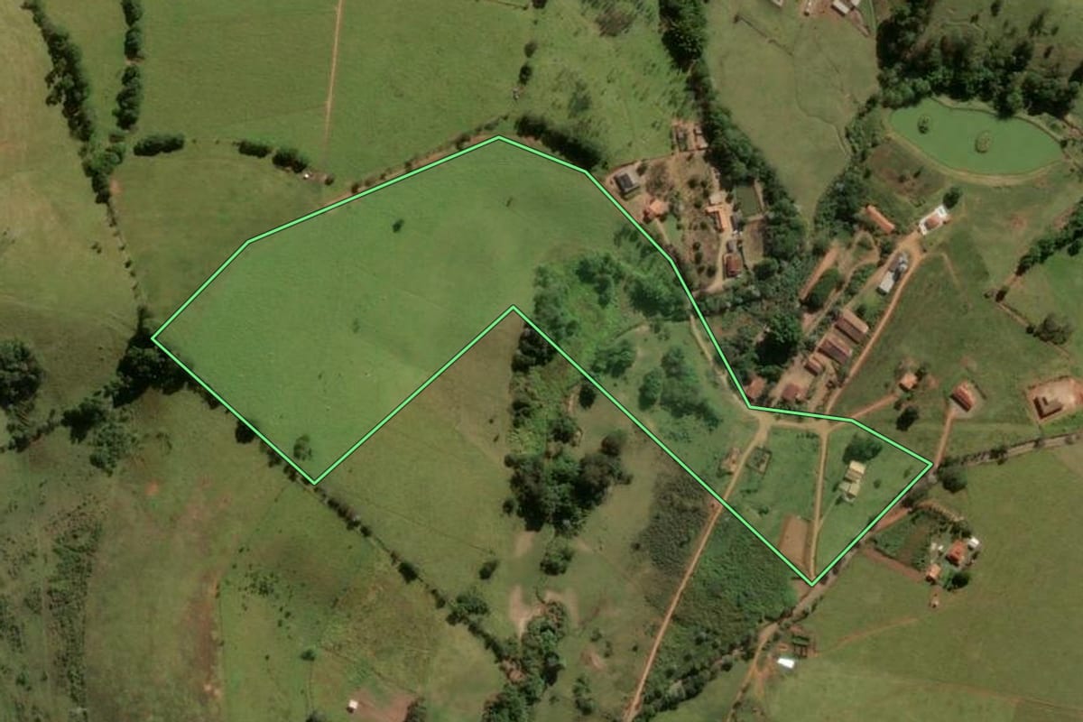 Imagem de satélite do imóvel rural em Bragança Paulista (SP), com o contorno declarado no CAR desenhado por cima.