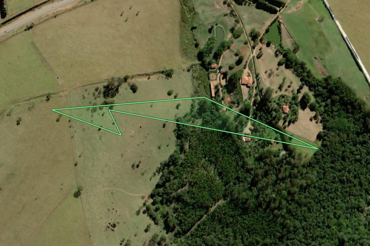 Imagem de satélite do imóvel rural em Bragança Paulista (SP), com o contorno declarado no CAR desenhado por cima.
