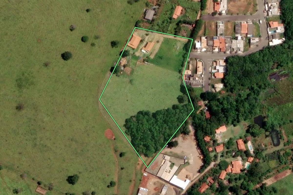 Imagem de satélite do imóvel rural em Bragança Paulista (SP), com o contorno declarado no CAR desenhado por cima.