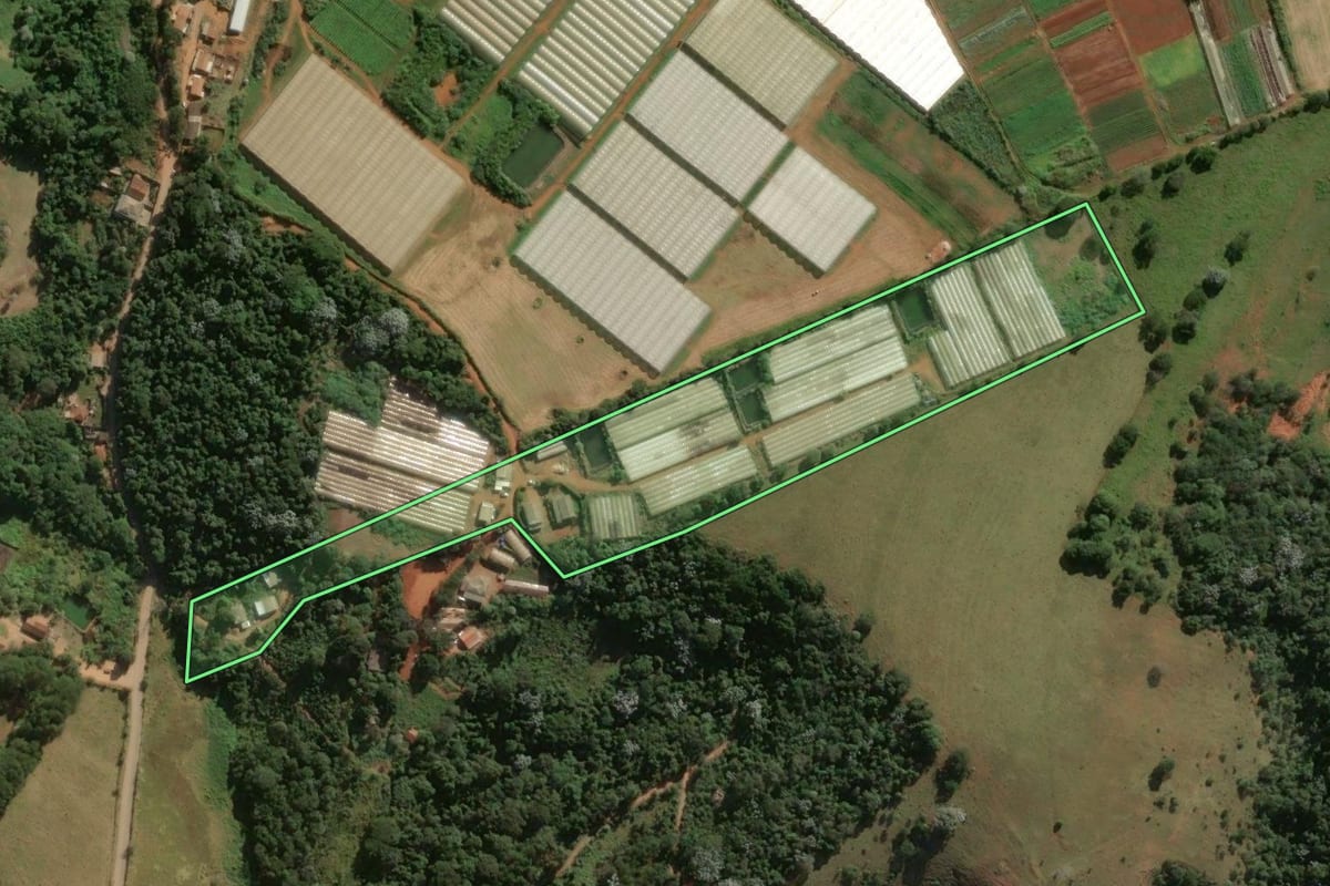 Imagem de satélite do imóvel rural em Bragança Paulista (SP), com o contorno declarado no CAR desenhado por cima.