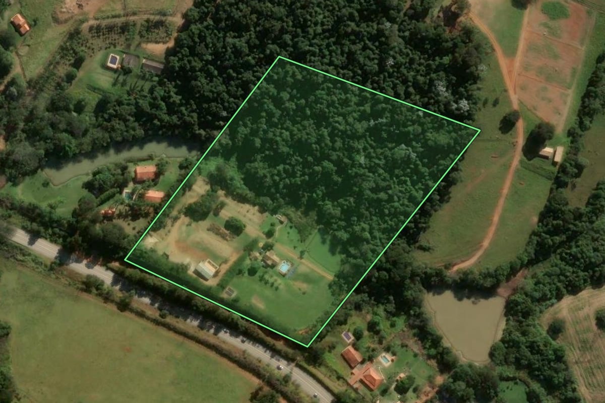 Imagem de satélite do imóvel rural em Bragança Paulista (SP), com o contorno declarado no CAR desenhado por cima.