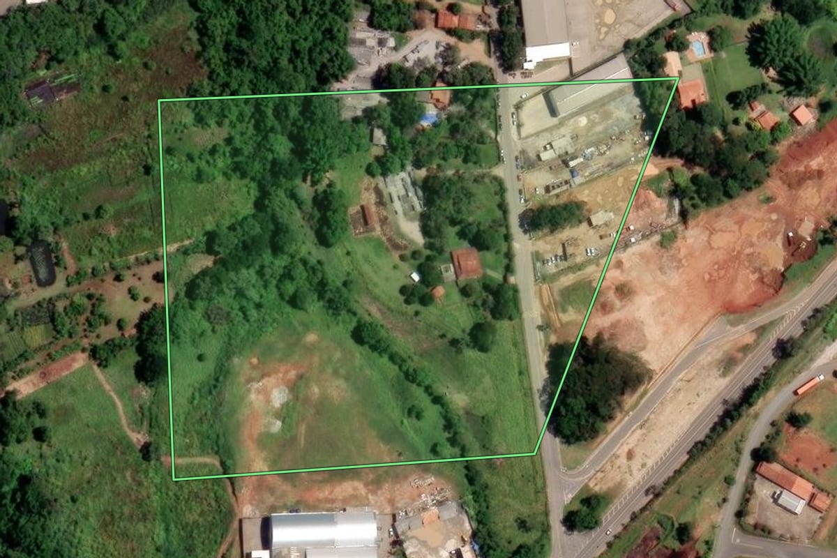 Imagem de satélite do imóvel rural em Bragança Paulista (SP), com o contorno declarado no CAR desenhado por cima.