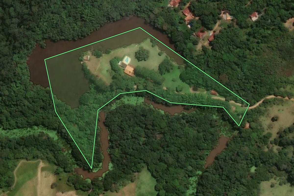 Imagem de satélite do imóvel rural em Bragança Paulista (SP), com o contorno declarado no CAR desenhado por cima.