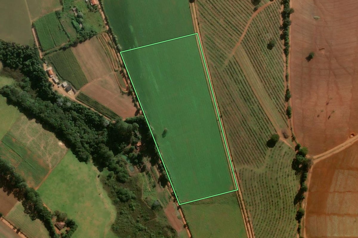 Imagem de satélite do imóvel rural em Bragança Paulista (SP), com o contorno declarado no CAR desenhado por cima.