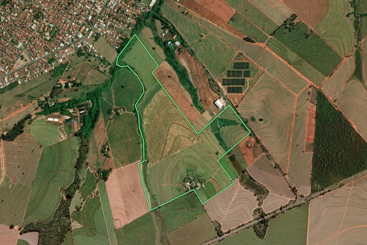Imagem de satélite do imóvel rural em Braúna (SP), com o contorno declarado no CAR desenhado por cima.