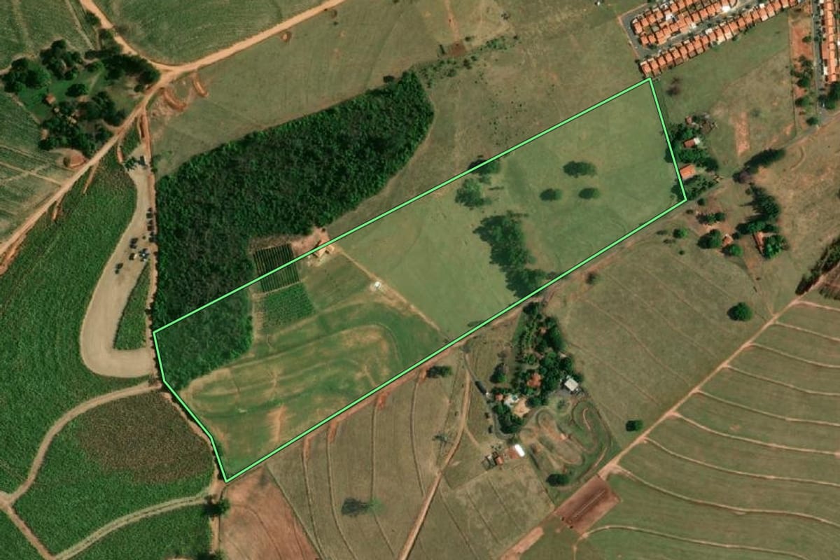Imagem de satélite do imóvel rural em Braúna (SP), com o contorno declarado no CAR desenhado por cima.