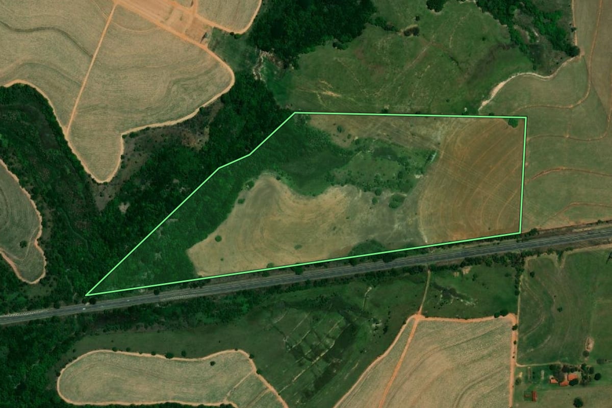 Imagem de satélite do imóvel rural em Braúna (SP), com o contorno declarado no CAR desenhado por cima.