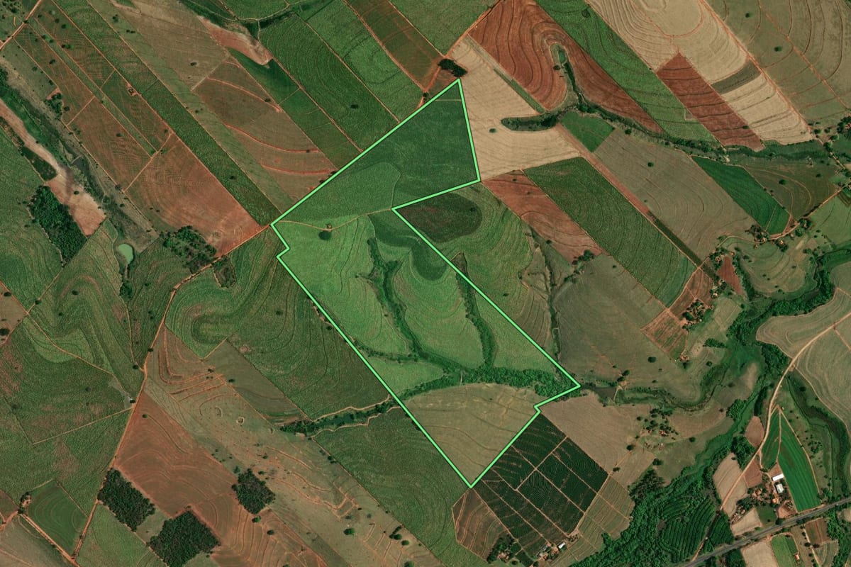 Imagem de satélite do imóvel rural em Braúna (SP), com o contorno declarado no CAR desenhado por cima.