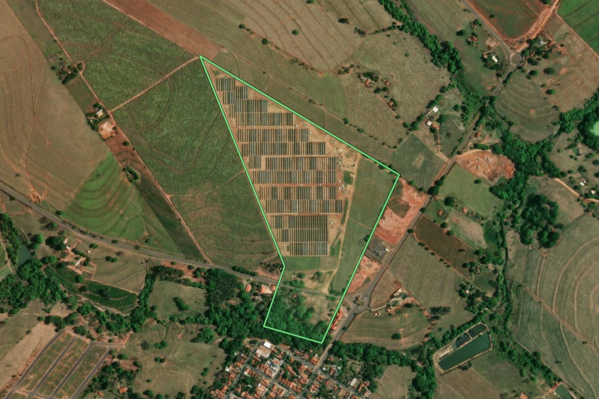 Imagem de satélite do imóvel rural em Braúna (SP), com o contorno declarado no CAR desenhado por cima.