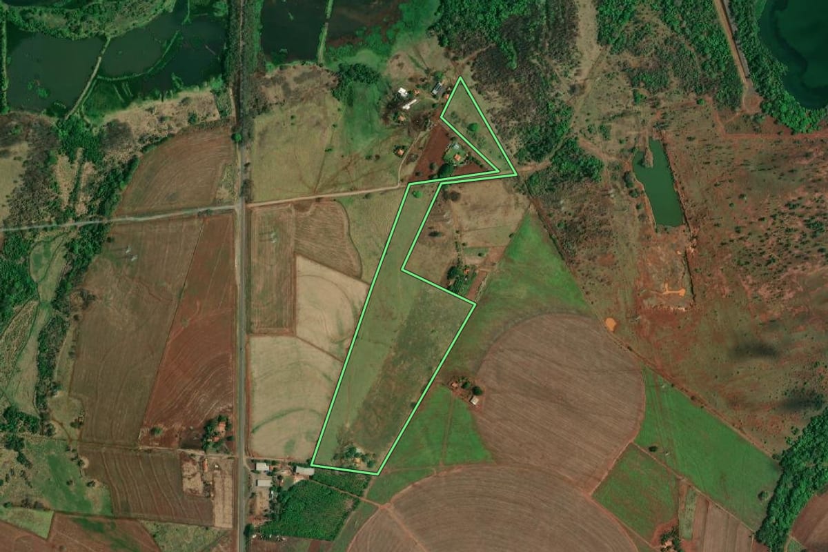 Imagem de satélite do imóvel rural em Brejo Alegre (SP), com o contorno declarado no CAR desenhado por cima.
