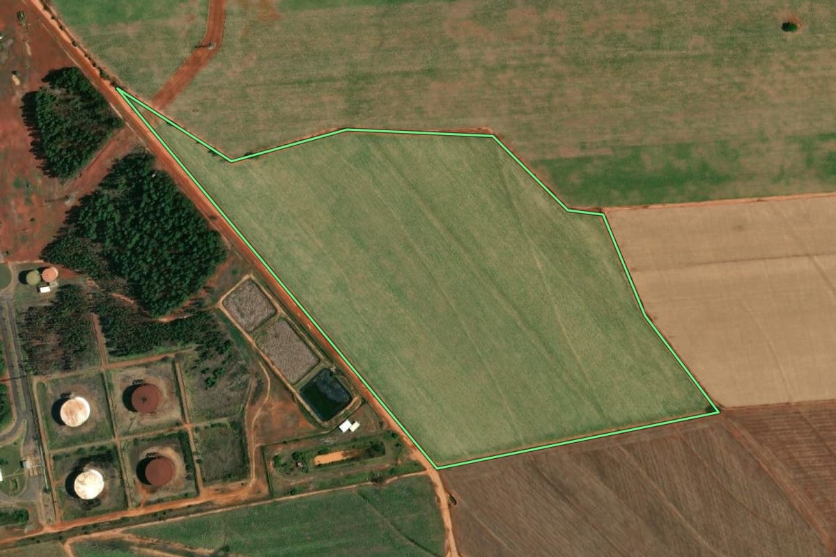 Imagem de satélite do imóvel rural em Brejo Alegre (SP), com o contorno declarado no CAR desenhado por cima.