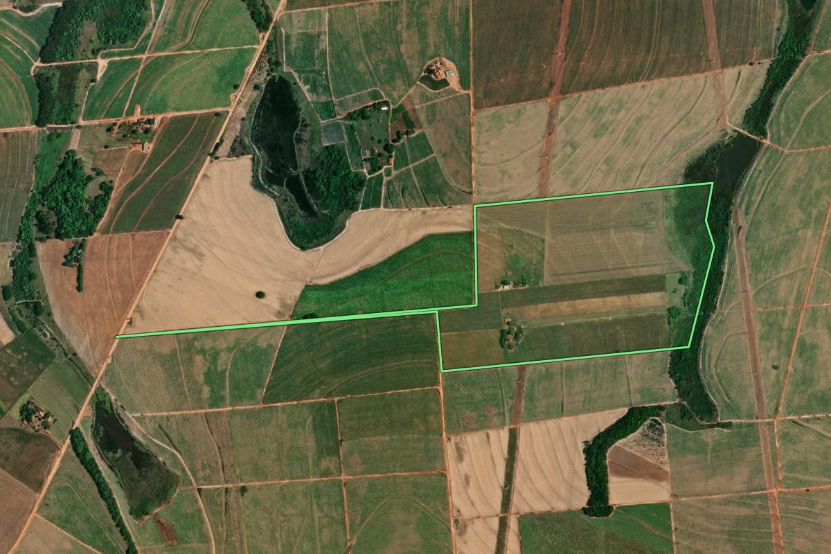 Imagem de satélite do imóvel rural em Brejo Alegre (SP), com o contorno declarado no CAR desenhado por cima.