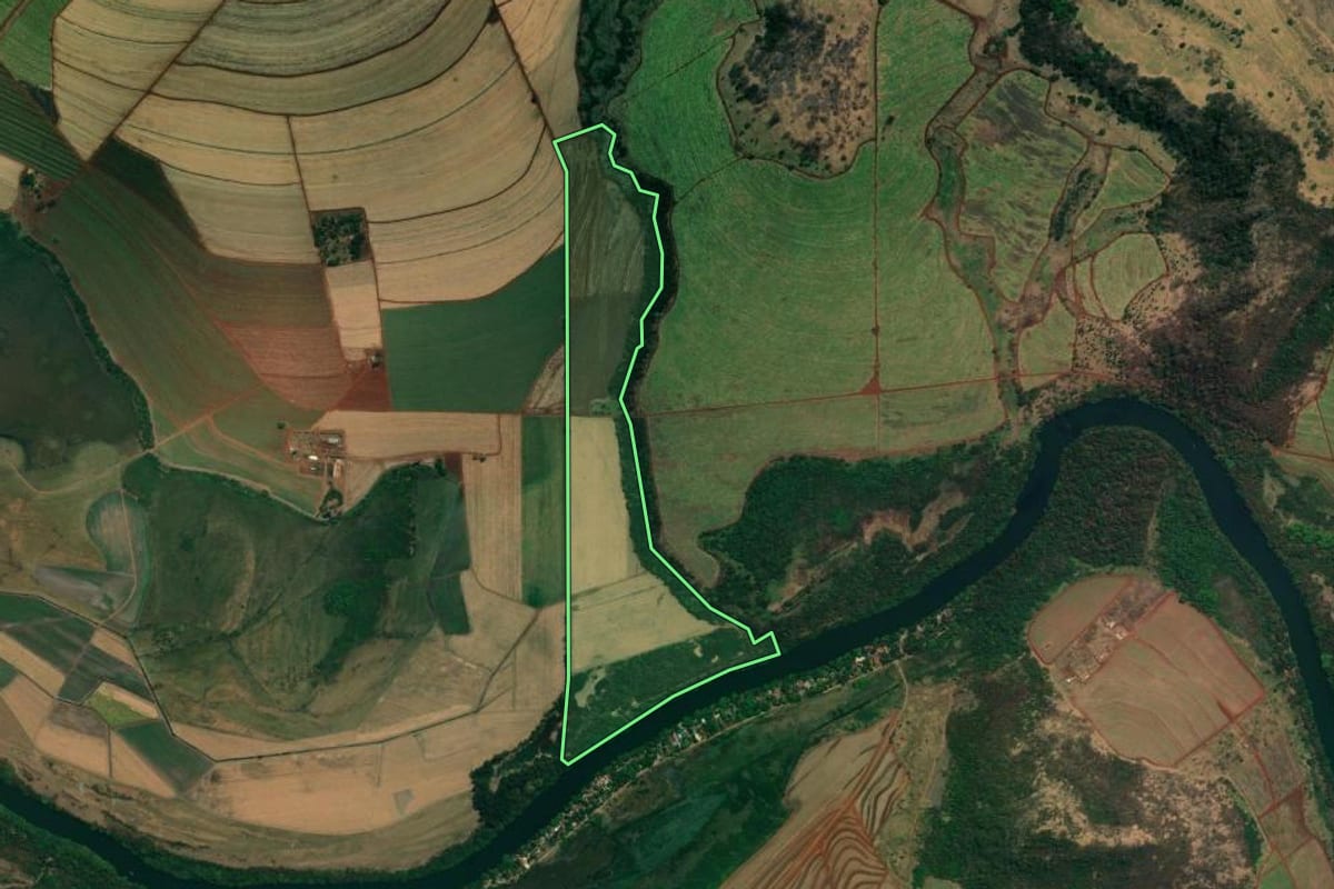 Imagem de satélite do imóvel rural em Brodowski (SP), com o contorno declarado no CAR desenhado por cima.