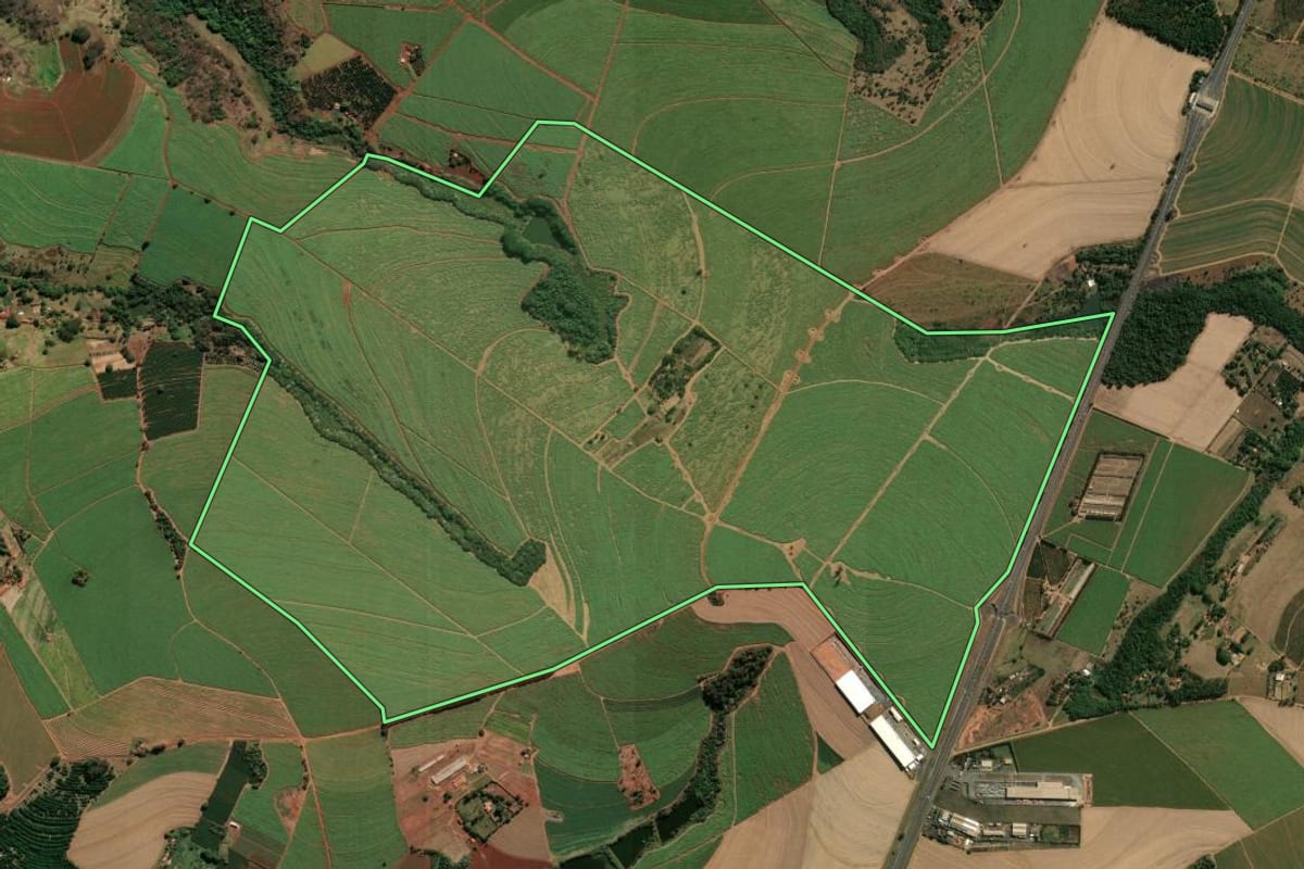 Imagem de satélite do imóvel rural em Brodowski (SP), com o contorno declarado no CAR desenhado por cima.