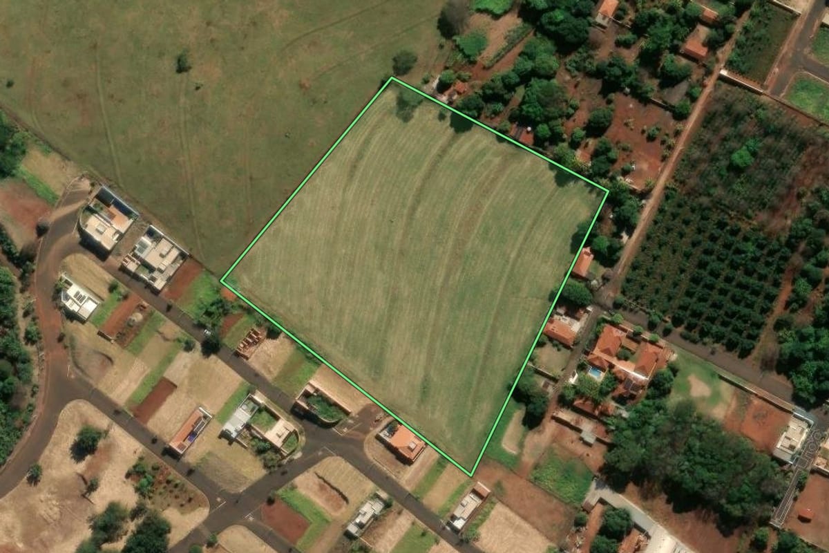 Imagem de satélite do imóvel rural em Brodowski (SP), com o contorno declarado no CAR desenhado por cima.