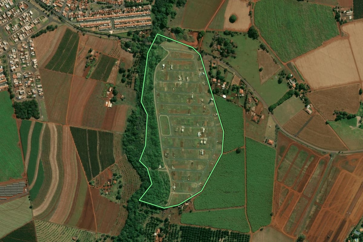 Imagem de satélite do imóvel rural em Brodowski (SP), com o contorno declarado no CAR desenhado por cima.