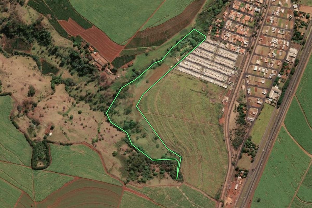 Imagem de satélite do imóvel rural em Brodowski (SP), com o contorno declarado no CAR desenhado por cima.