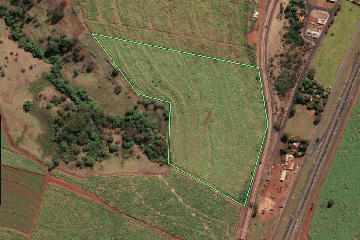 Imagem de satélite do imóvel rural em Brodowski (SP), com o contorno declarado no CAR desenhado por cima.
