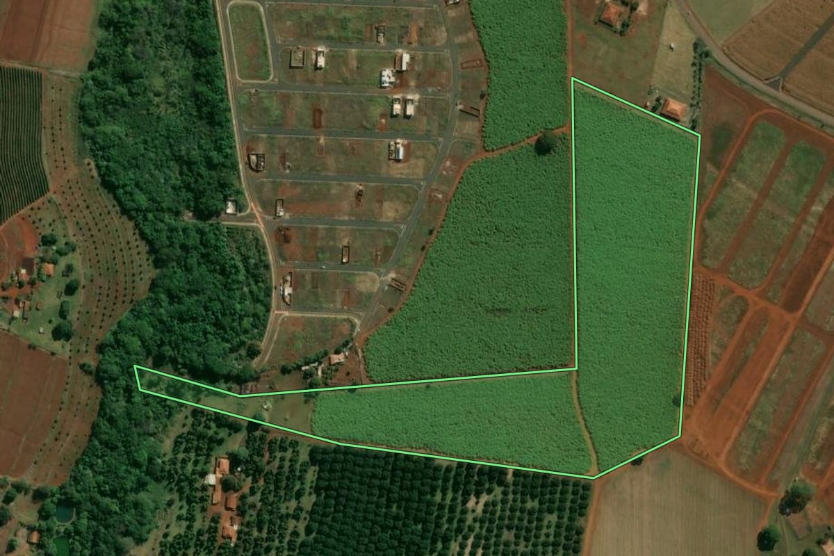 Imagem de satélite do imóvel rural em Brodowski (SP), com o contorno declarado no CAR desenhado por cima.